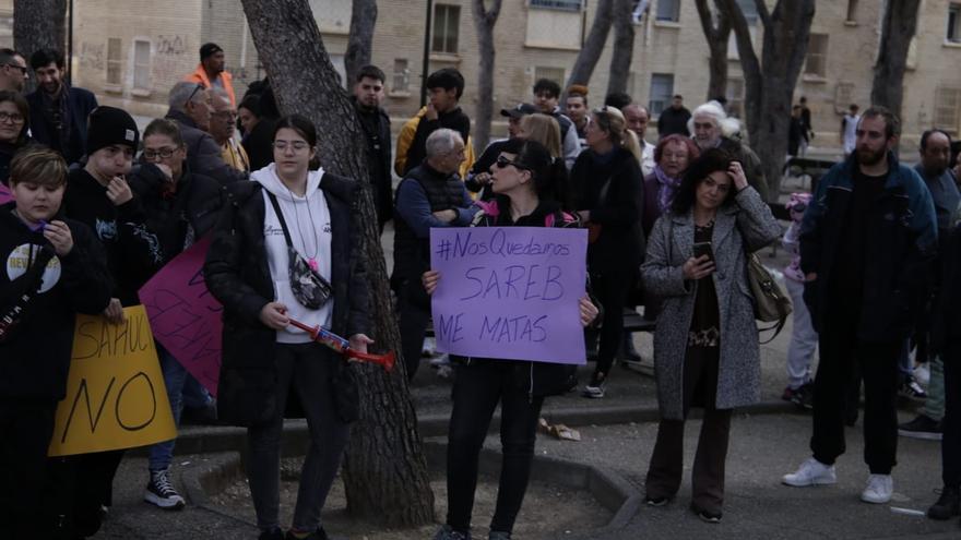 En imágenes | El barrio Oliver sale a la calle para frenar el desahucio de 20 vecinos