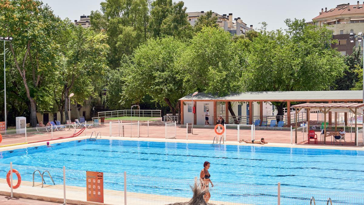 Pocos usuarios ayer a mediodía en la piscina de la Ciudad Deportiva.