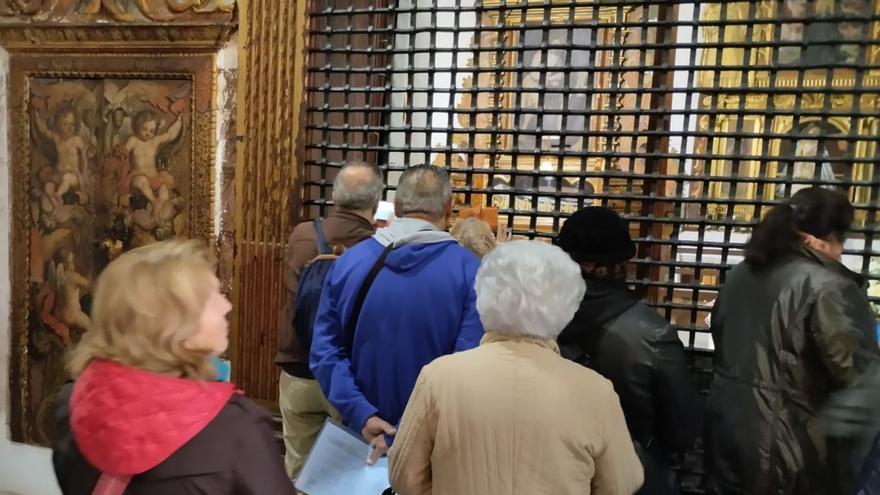 Miles de devotos hacen largas colas para visitar a la Siervita