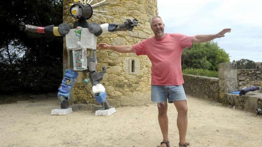 Sven, ayer en Santa Cruz, delante de la escultura que creó, formada por basura marina.