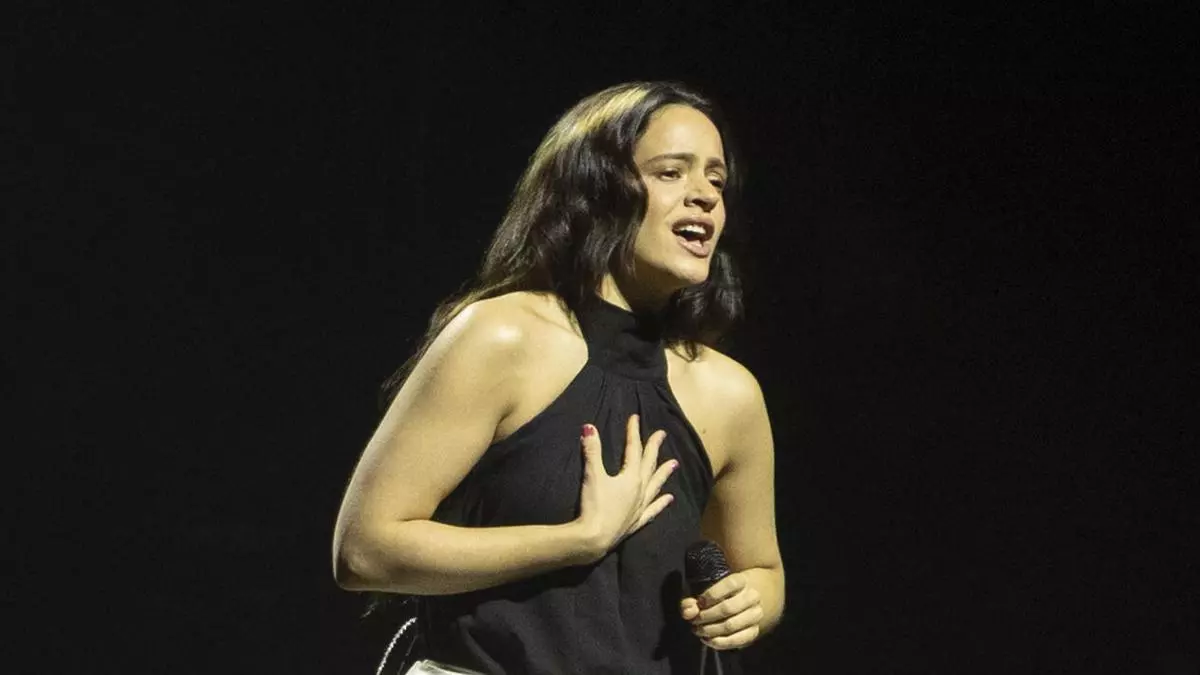 Rosalía se pasea por Sevilla: la ciudad recibe a la artista internacional como protagonista del concierto de Netflix en el río