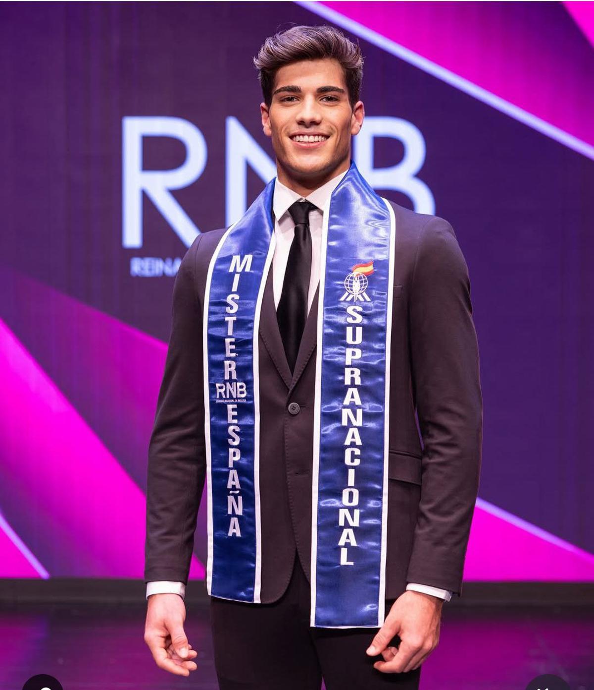 Guillermo Lago tras proclamarse ganador del certamen mister España, en Salou.