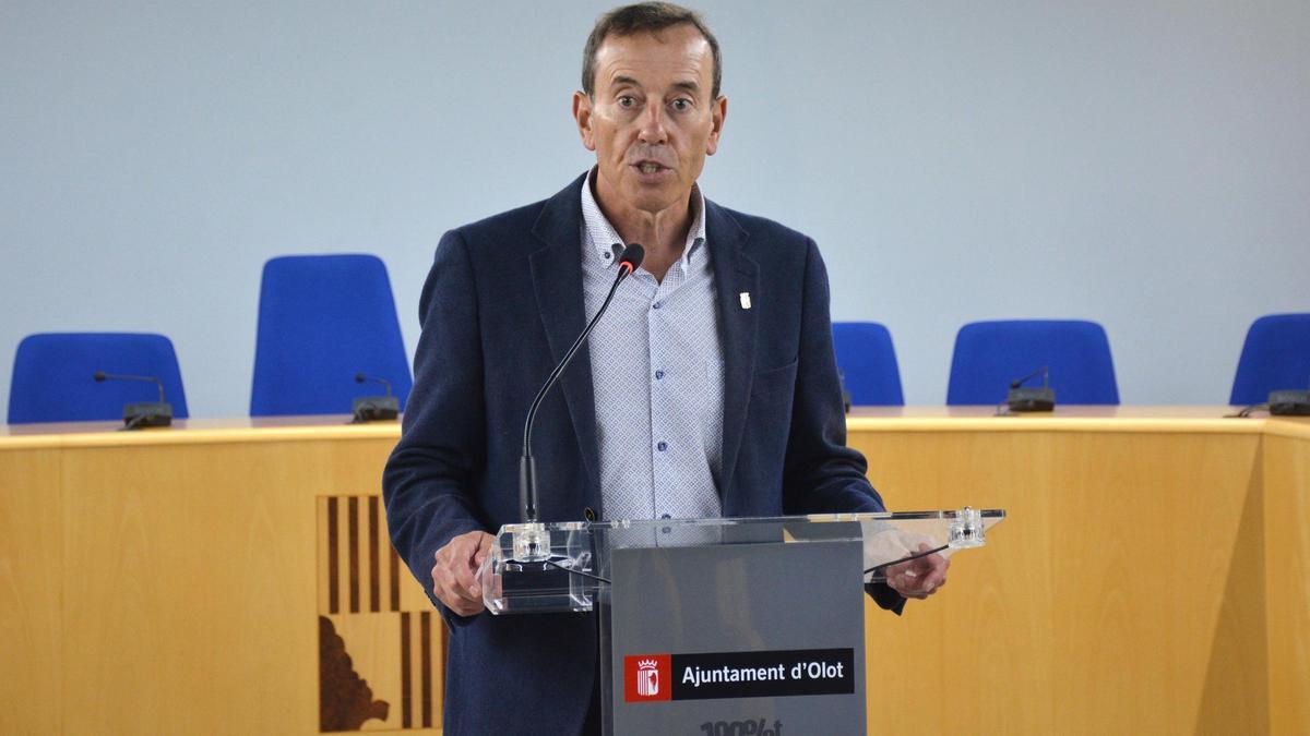 L'alcalde d'Olot, Josep Berga, explicant l'actuació