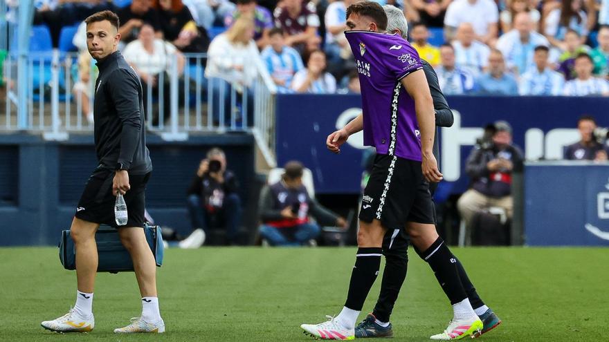 Alberto del Moral, entre lágrimas, en su salida del terreno de juego en La Rosaleda.