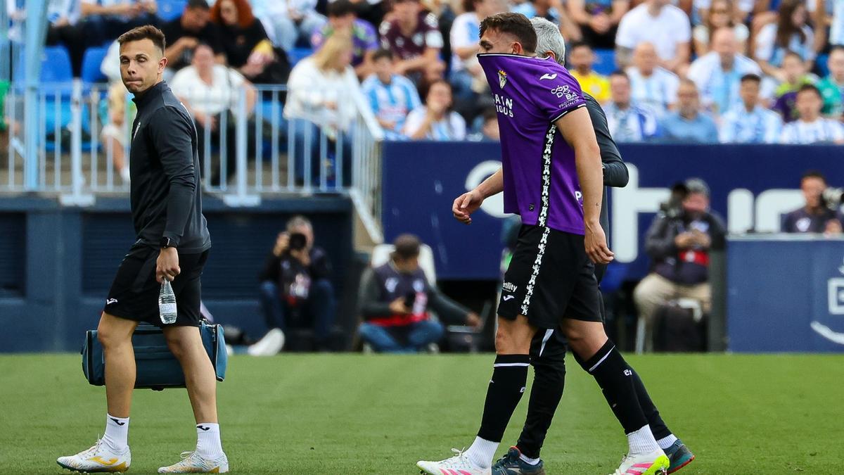 Alberto del Moral, entre lágrimas, en su salida del terreno de juego en La Rosaleda.