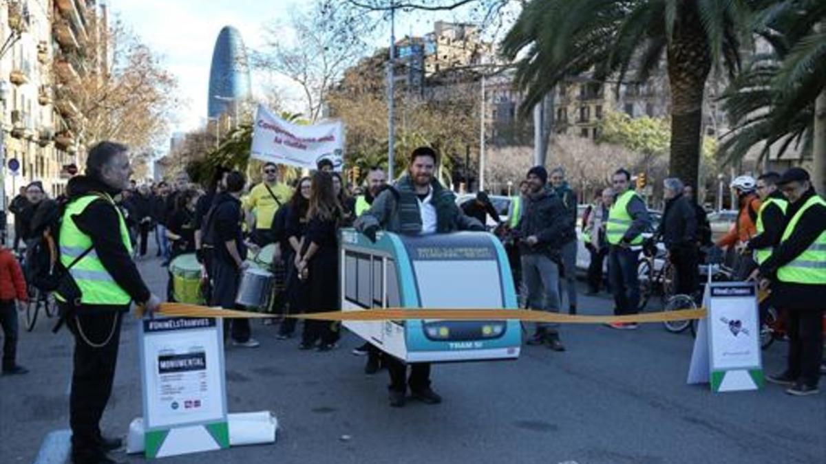 Manifestación a favor de la conexión del tranvía por la Diagonal.