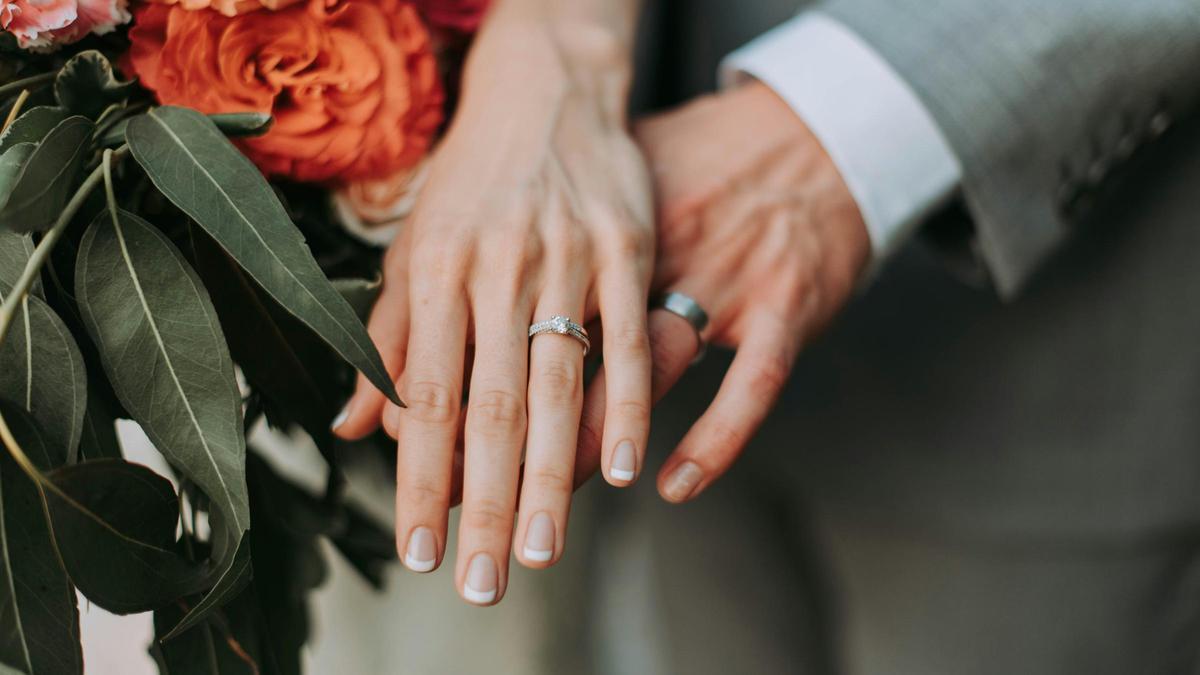 Fotografía de dos novios recién casados.