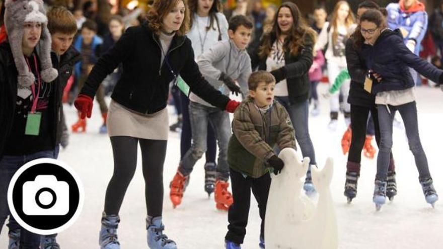 Gran afluència a la pista de gel de Girona
