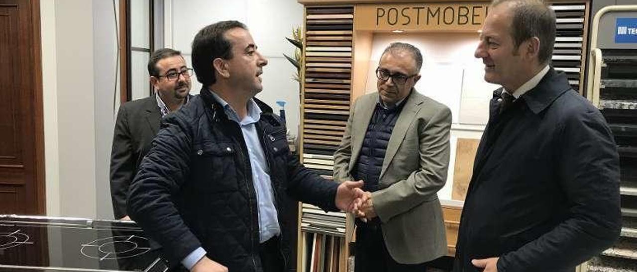 El director del Igape, Juan Cividanes (derecha), durante su visita a GarciVenta.