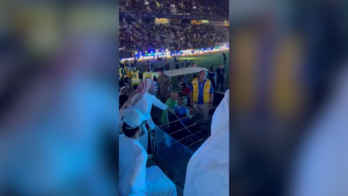 Un jugador del Al-Ittihad recibe un latigazo de un aficionado tras perder la Supercopa