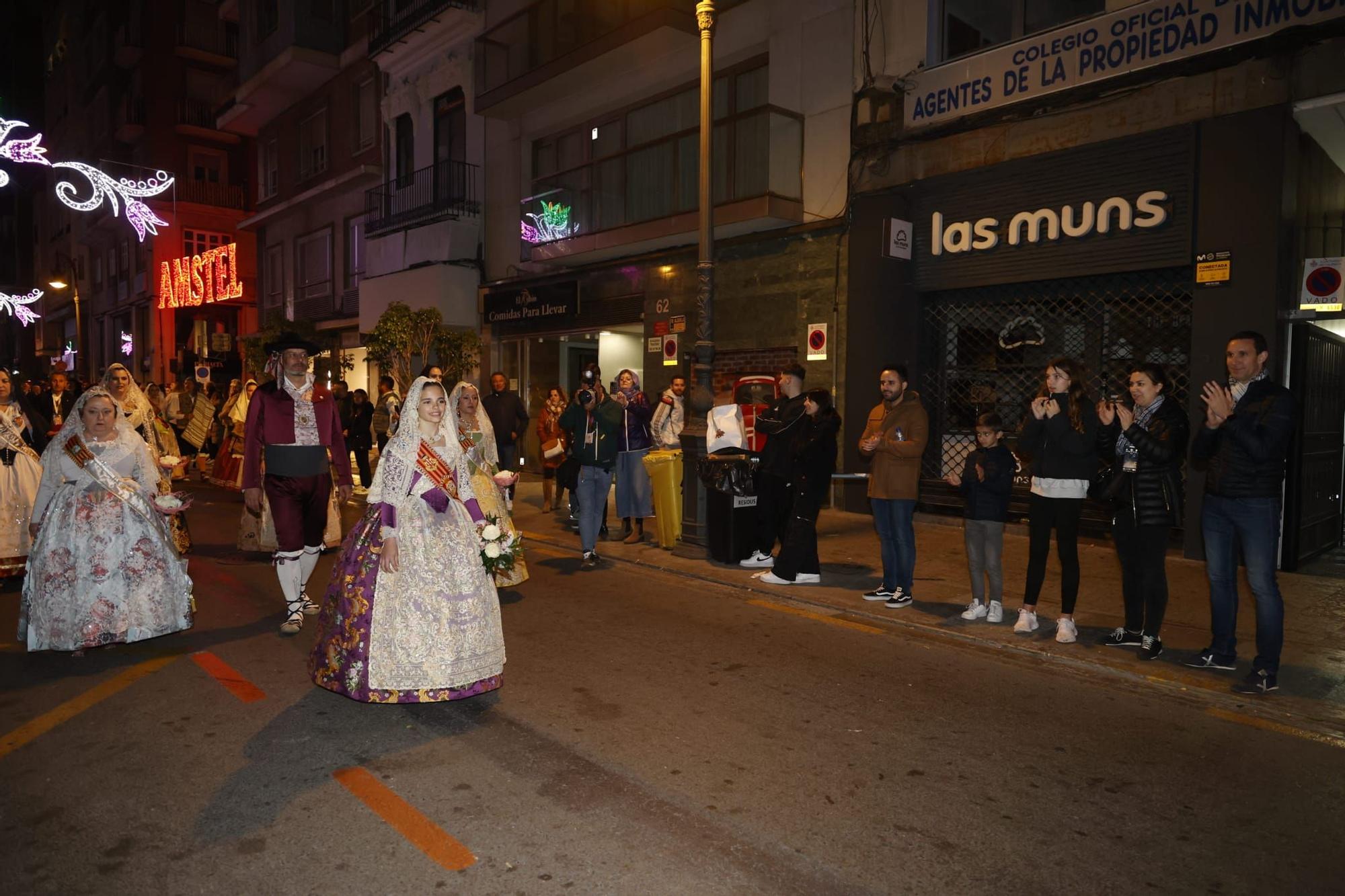 Ofrenda Fallas 2023 | Así ha sido la llegada de Paula Nieto a la plaza de la Virgen