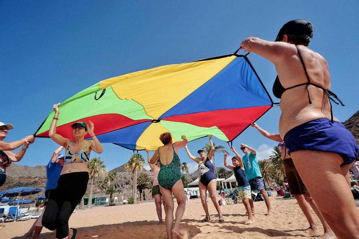 Olimpiadas Playeras en la playa de Las Teresitas por el Día de Los Abuelos y Abuelas Olimpiadas Playeras en la playa de Las Teresitas por el Día de Los Abuelos y Abuelas