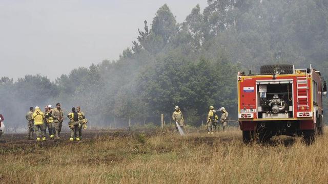 Un incendio en Donramiro quema más de una hectárea.