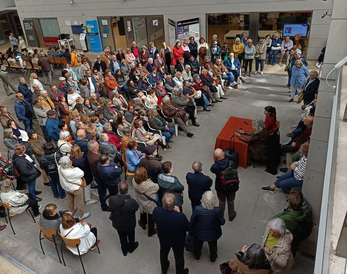 Encuentro entre usuarios y trabajadores del programa Lecer en el Fórum.