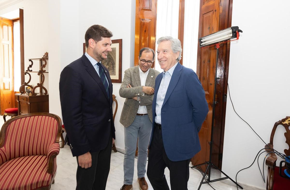 Recepción de Prieto a Gabilondo y al rector en el despacho de Alcaldía.