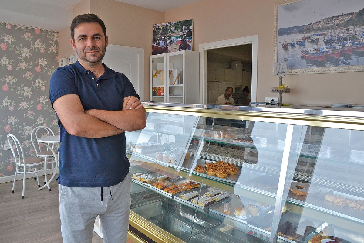 Javier Pardo Montoto, en el interior de su pastelería, "Cristina", en Lastres.