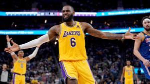 El alero de Los Angeles Lakers, LeBron James, durante un partido frente a los Golden State Warriors