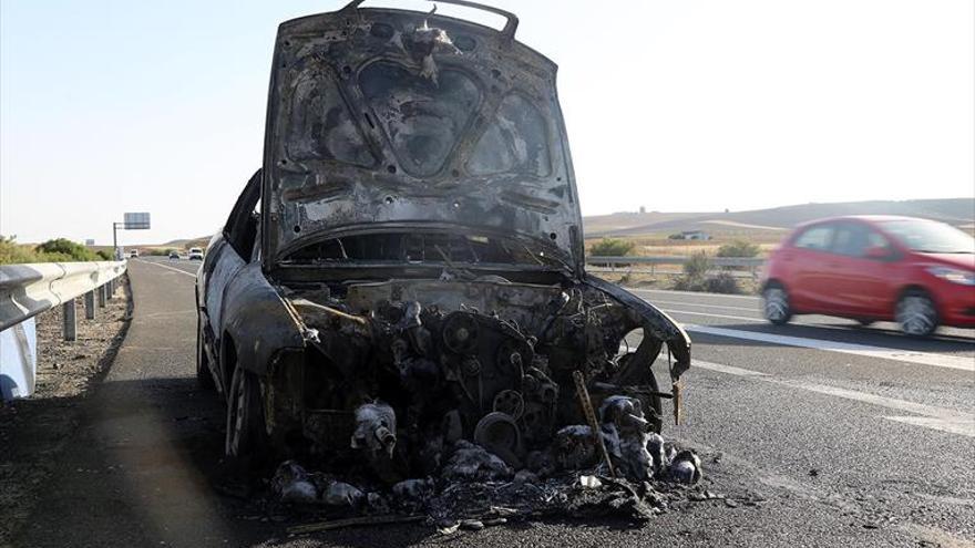 Bomberos apagan el incendio de un coche en la a-45