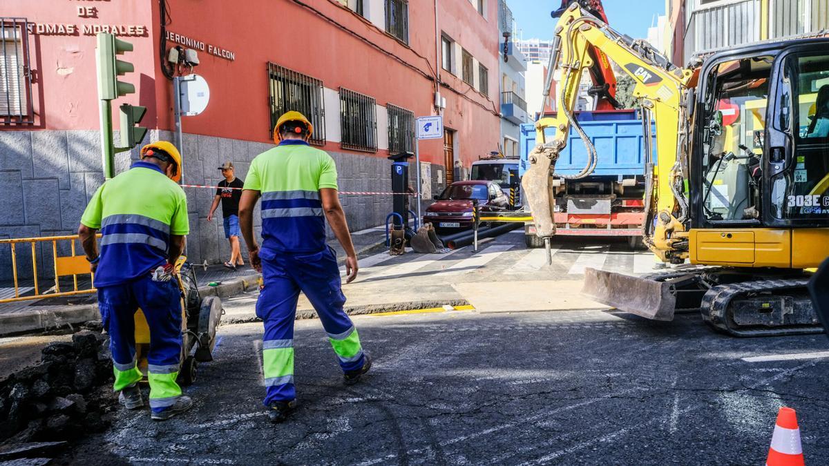 Dos operarios realizan labores de renovación del saneamiento en el paseo Tomás Morales de Las Palmas de Gran Canaria.
