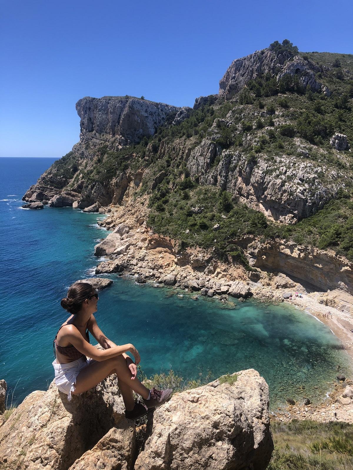 La cercanía a Xàbia es un plus a tu escapada. Puedes aprovechar y descubrir dos destinos pintorescos el mismo día.