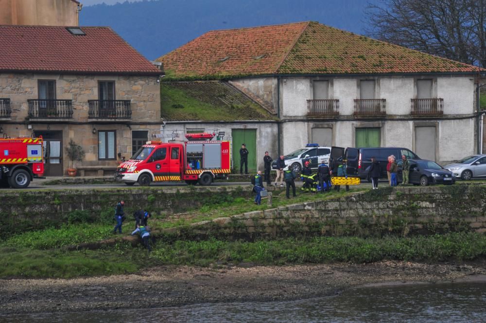 Los servicios de emergencia trasladan el cadáver.