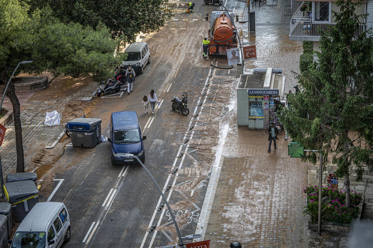 Escape de agua de grandes dimensiones en la avenida Pedralbes con el paseo Manuel Girona de Barcelona