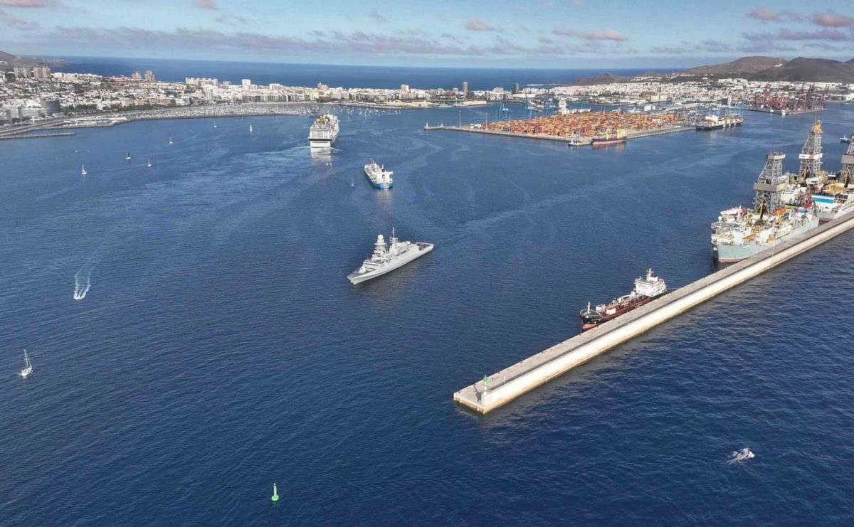 Embarcaciones náuticas, militares, mercantes y de pasajeros en el canal de entrada del Puerto de Las Palmas. | | LP/DLP