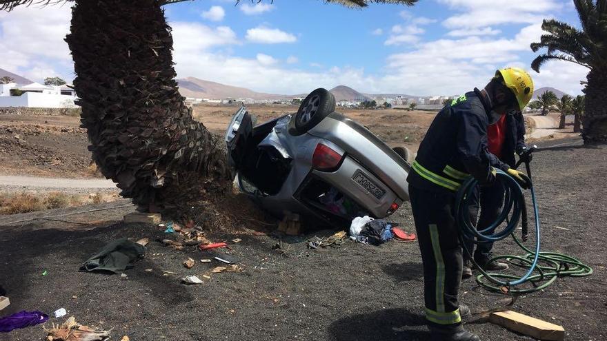 Estado en el que quedó el coche en el que viajaba el accidentado esta mañana en Arrecife.