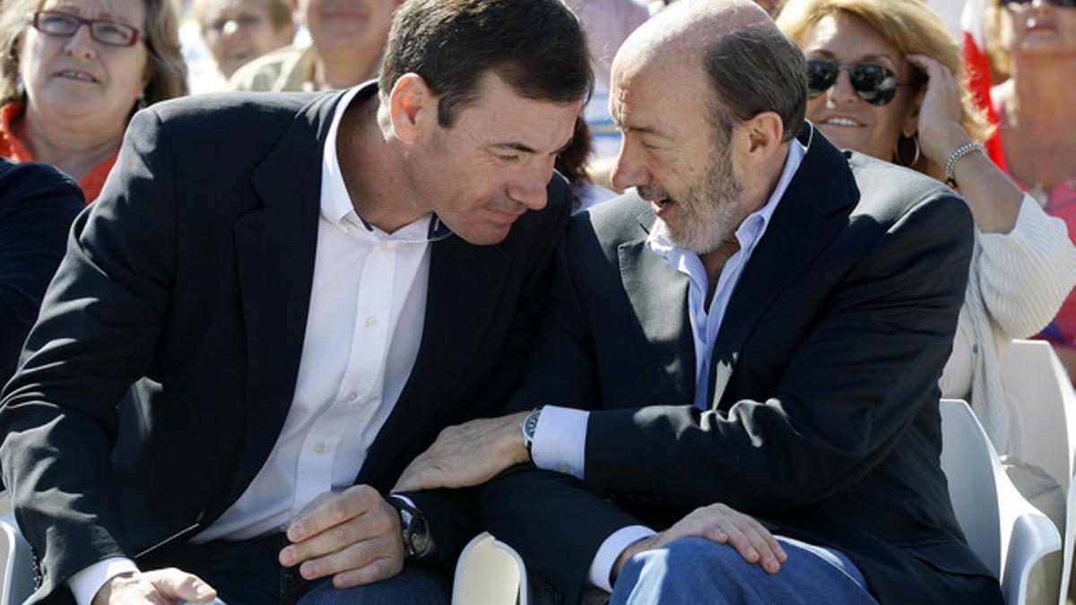 Tomás Gómez (izquierda) escucha a Alfredo Pérez Rubalcaba, durante un acto electoral del PSOE en Madrid, en septiembre del 2011.