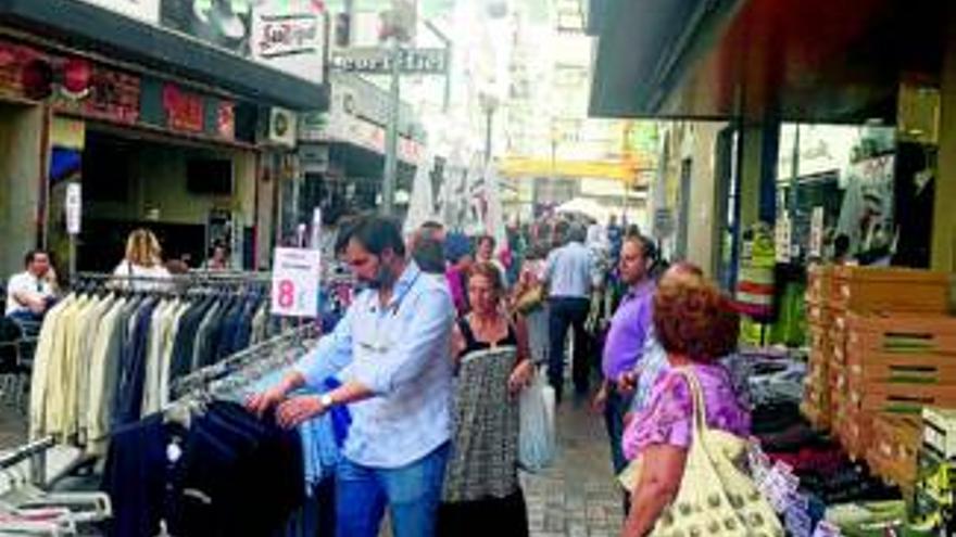 El mercadillo de verano de Asemce registra una gran afluencia de clientes