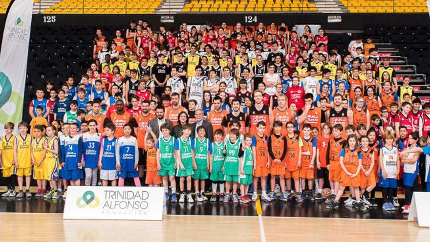 Todos los niños se fotografiaron con la plantilla del Valencia Basket.