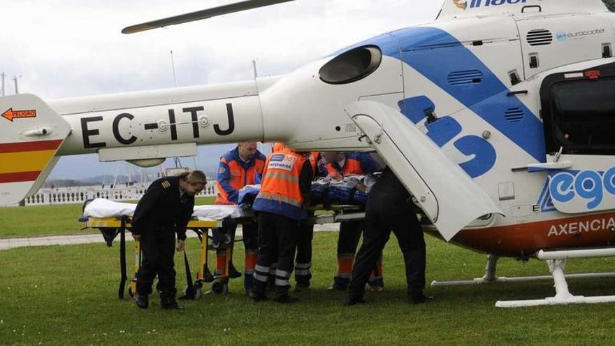 Un helicóptero del 061 aterrizó en el puerto de Vilagarcía el pasado 20 de abril para trasladar a un paciente de O Salnés.