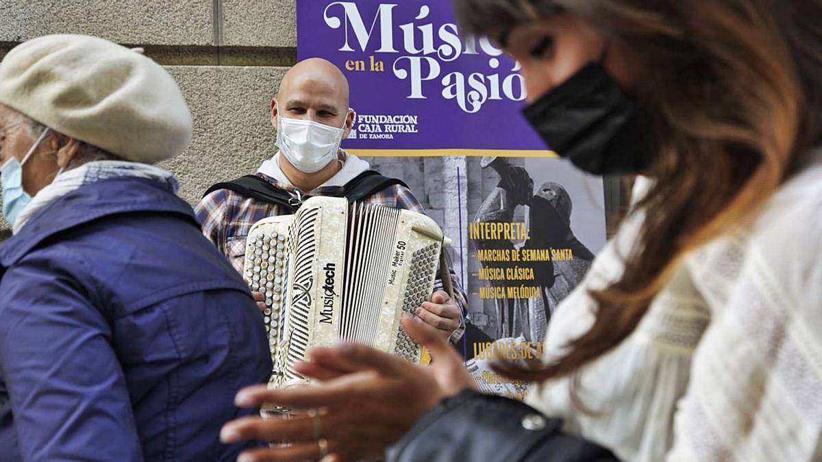 El músico Valery Lagutik, que ha pasado la pandemia en rusa, toca en Semana Santa en plena Santa Clara. | Jose Luis Fernández