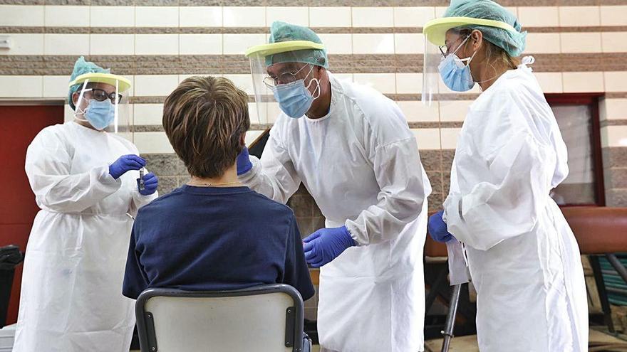 Sanitaris fent una prova PCR a un dels alumnes de l&#039;escola Bell-lloch de Girona.