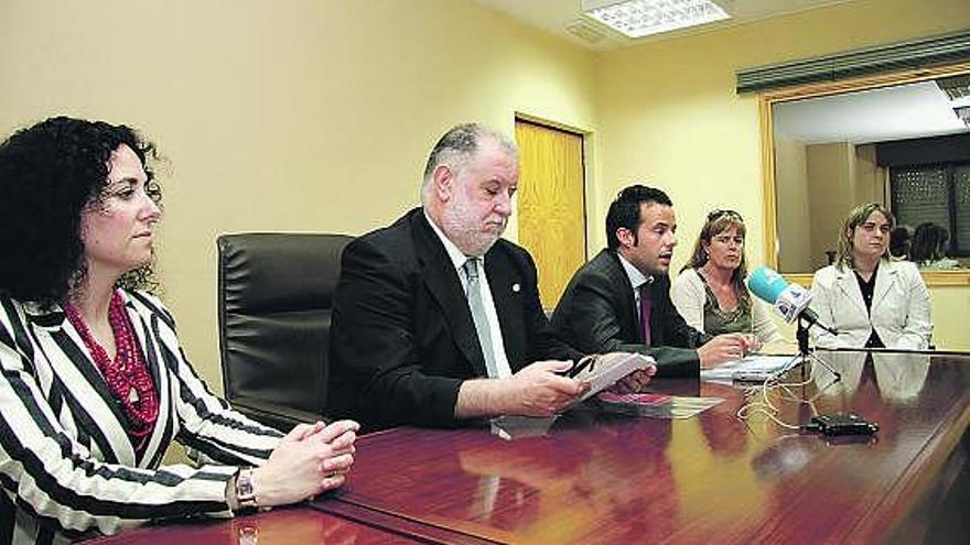 Representantes del Colegio de Abogados de Oviedo, ayer, en los Juzgados de Langreo.