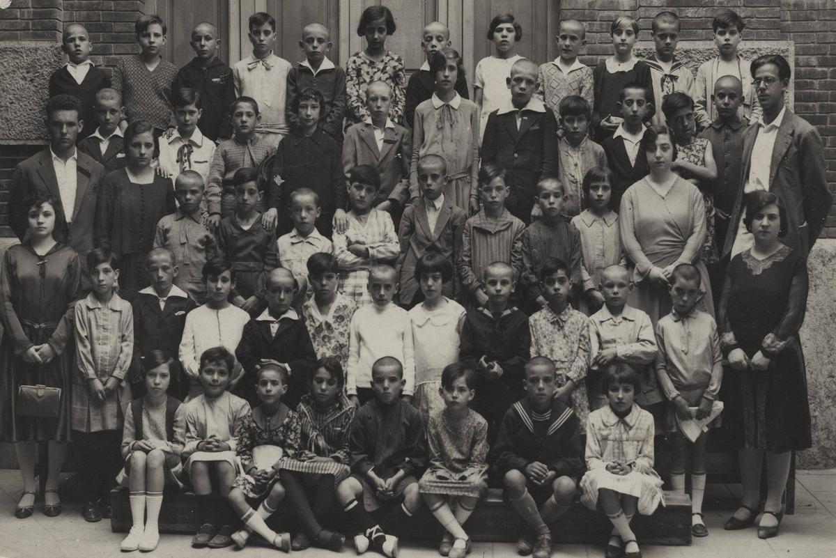 Alumnes i professors de l’escola Briguera el 1928, amb Adroher a la dreta.