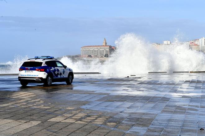 Olas de varios metros de altura llegan al Paseo Marítimo de A Coruña