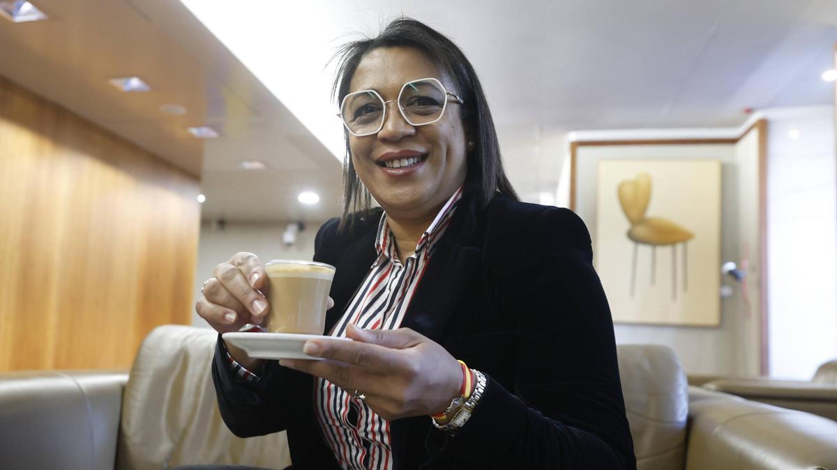 Sandra Camino, con su café sin azúcar en la cafetería de la Junta General.