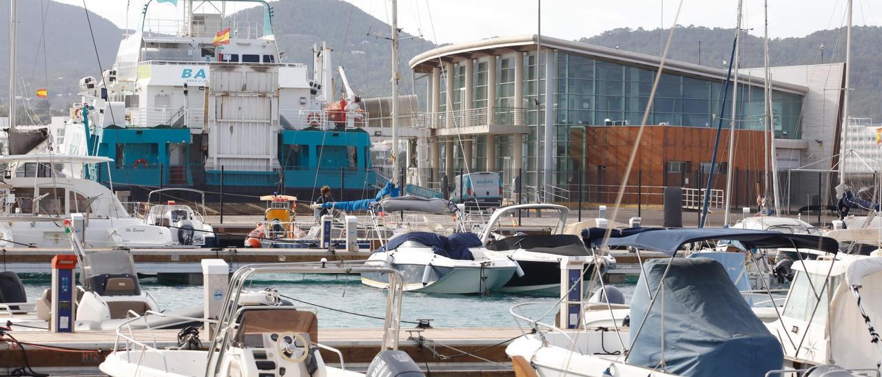 Un ferri atracado frente a la estación marítima del puerto de Sant Antoni.