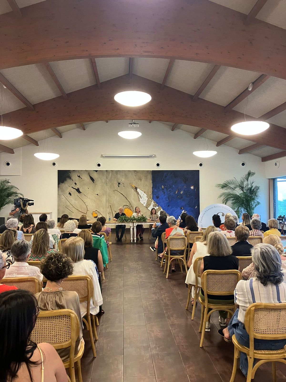 La sala llena durante la conferencia, ayer, en la Casona da Torre.