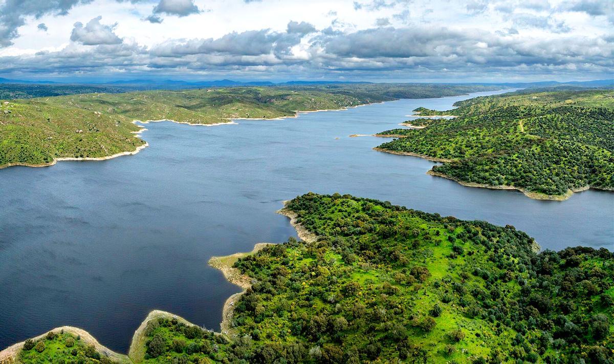 Los embalses en España y Andalucía han disparado sus reservas tras las borrascas. En la imagen, el embalse de Alcántara en Cáceres.