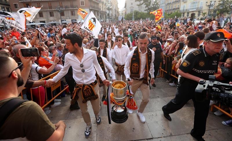 Así han sido las celebraciones del Valencia CF en la Basílica, Generalitat y ayuntamiento