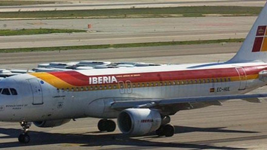 Un avión de Iberia rueda por el aeropuerto madrileño.