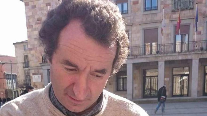 Rafael Lobato muestra documentos ante la Subdelegación.