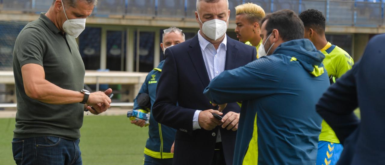 El presidente de la UD Miguel Ángel Ramírez, el pasado viernes, antes de la disputa del amistoso ante la UD San Fernando.