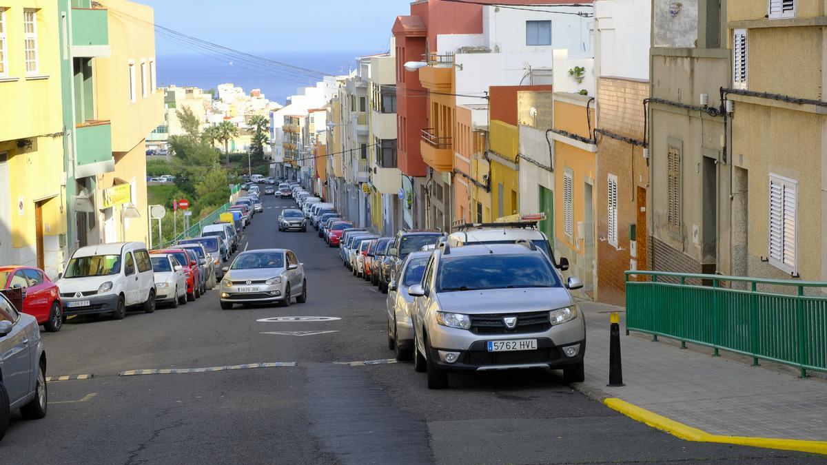 Aceras de la calle Ana Benítez, en Lomo Apolinario, pendientes de mejorar a cargo de los Presupuestos Participativos de 2022.