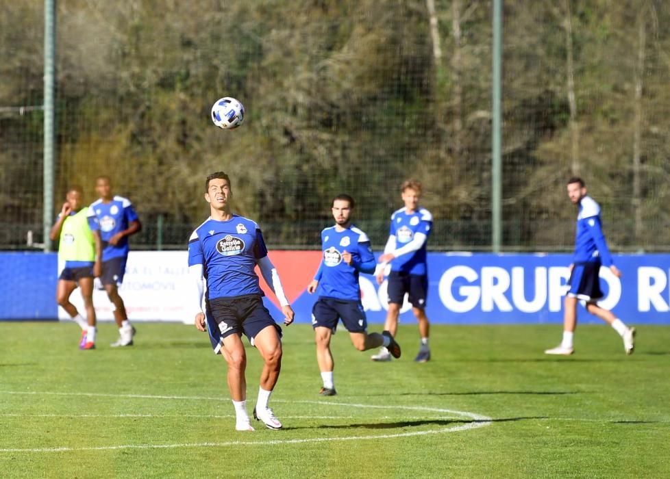 El Deportivo regresa a los entrenamientos con cuatro futbolistas al margen