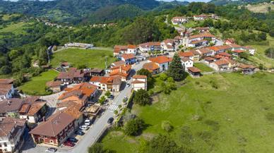 El pueblo de Asturias considerado uno de los más bonitos de España: tiene una ruta de senderismo que te lleva a uno de los miradores más tranquilos de la provincia
