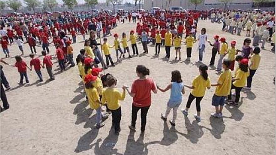 Les rotllanes d&#039;escolars balladors de sardanes que es van formar ahir al migdia a Cassà de la Selva.