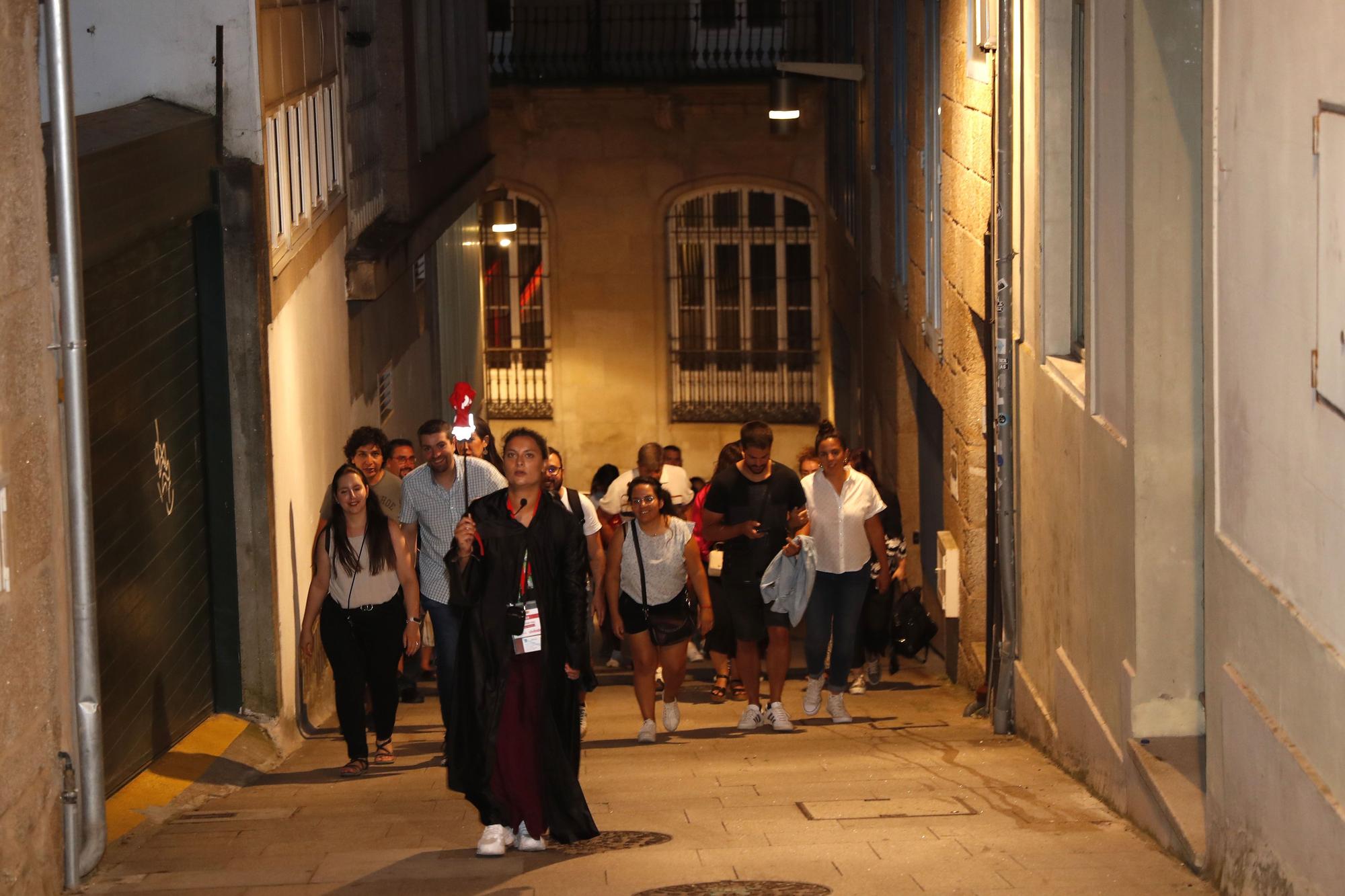 Aisa Domínguez durante un free tour nocturno por el Casco Vello de Vigo para conocer los mitos y leyendas